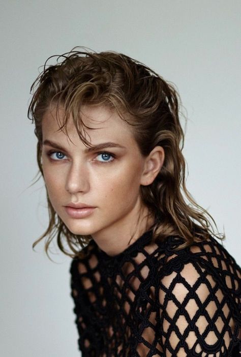 With a bold new synthpop sound and opinions on love, loss and martyrdom, country girl turned chart-stomping industrialist Taylor Swift is back. Just don’t mention Twitter trolls. Boyfriend Taylor, Dark Academia Aesthetic Fashion, Bold Eyebrows, Taylor Swift Photoshoot, Wonderland Magazine, Calvin Harris, Zodiac Sagittarius, Miss Americana, Dark Academia Aesthetic