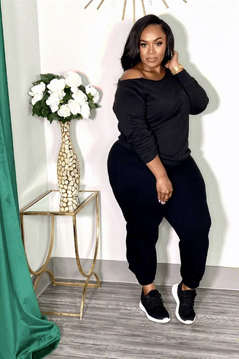 All Black Casual Outfit Plus Size, Black Sweatpants Outfit Plus Size, Plus Airport Outfit Plus Size, Sneaker Plus Size Outfit, The Nita Danielle, Plus Size Casual Chic Outfit, Casual Fall Outfits Plus Size Sneakers, Comfy Chic Outfits Plus Size, Plus Size Rainy Day Outfit Casual