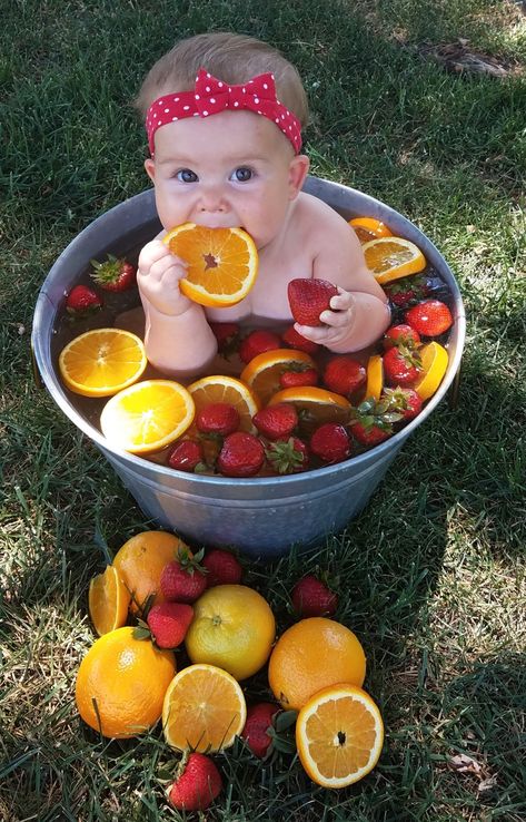 Fruit bath DIY Diy Fruit Bath Photography, Baby Fruit Bath Photoshoot, Fruit Bath Photoshoot, Summer Baby Photos, Baby Milk Bath, Milk Bath Photos, Bath Photos, Bath Pictures, Photo Bb