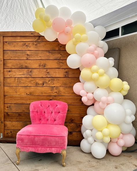 August stills that needed a feature on the grid ✨ 1. 8’ standard garland, colors: white, pastel pink, and pastel yellow 2. 10’ Kuromi custom garland with mylar add-on, colors: black, violet, and lilac 3. Custom Celebration Stack for a 60th birthday fiesta! 4. 8’ standard garland for Chick-Fil-A’s backpack giveaway promo, colors: lime green, rosewood, white, and royal blue August is full of events! From back-to-school, bridal and baby showers, and birthdays; adding a balloon garland or C... Pink And Yellow Balloon Garland, 60th Birthday Fiesta, Balloon Pillars, Birthday Fiesta, Yellow Party, Garland Backdrops, 20 Birthday, Yellow Balloons, White Pastel