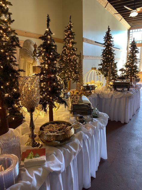 Christmas Wedding Food Buffet, Christmas Catering Display, Christmas Catering Ideas Buffet Tables, Christmas Buffet Table Decorations Ideas, Christmas Buffet Decorations, Christmas Charcuterie Table, Christmas Food Display, Christmas Wedding Food, Staff Christmas Party Ideas