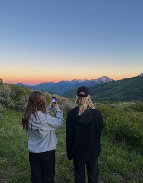 Camping Instagram Pictures, Friends Hiking, Hiking Aesthetic Family, Friend Hiking Pictures, Cute Hiking Pictures With Friends, Hiking Ig Pics, Granola Friends Aesthetic, Outdoorsy Aesthetic, Hiking Pictures