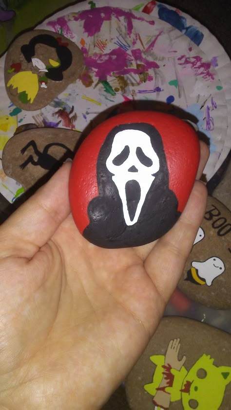 Scary Halloween Rock Painting Ideas, Rock Painting Ideas White Background, Scream Rock Painting, Ghost Face Painted Pumpkin, Stranger Things Painted Rocks, Pumpkin Painting Ideas Ghostface, Scream Painted Pumpkin, Spooky Rock Painting, Pumpkin Painting Ideas Scream