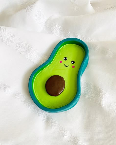 Air Dry Clay Avocado, Avocado Clay Tray, Avocado Pottery Painting, Preppy Clay Sculptures, Avocado Diy Craft, Avocado Clay Art, Air Dry Clay Plates, Avocado Crafts, Mushroom Earring Holder