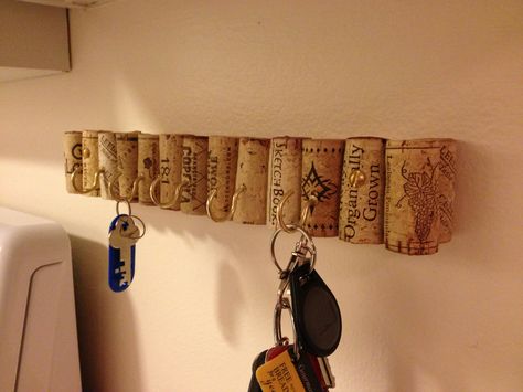 DIY -recycled corks key rack Organized Ideas, Key Holder Diy, Wine Cork Diy Crafts, Wine Cork Projects, Cork Crafts Diy, Wine Cork Diy, Wine Cork Art, Diy Key, Wooden Key Holder