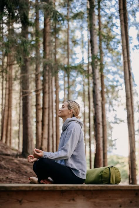 Yoga In The Woods, Yoga Aesthetic Nature, Yoga Retreat Aesthetic, Yoga Teacher Aesthetic, Yoga Photography Outdoor, Forest Yoga, Yoga In Nature, Outdoor Meditation, Guided Meditation Scripts