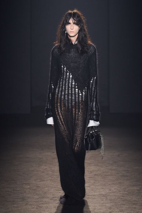 Ann Demeulemeester Fall 2024 Ready-to-Wear https://www.vogue.com/fashion-shows/fall-2024-ready-to-wear/ann-demeulemeester/slideshow/collection#20 Anne Demeulemeester, Punk Street Style, Punk Chic, Pre Fall Fashion, Ski Style, Cut Dress, Ann Demeulemeester, Fall Winter 2024, Yellow Fashion