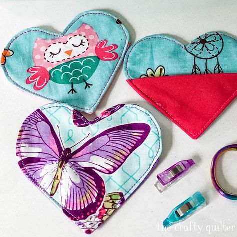 Free Fabric Heart Bookmark Pattern - The Crafty Quilter Bookmark Pattern, Diy Sewing Gifts, Heart Bookmark, Sewing To Sell, Owl Fabric, Cute Fabric, Diy Bags Patterns, Fabric Heart, Book Markers