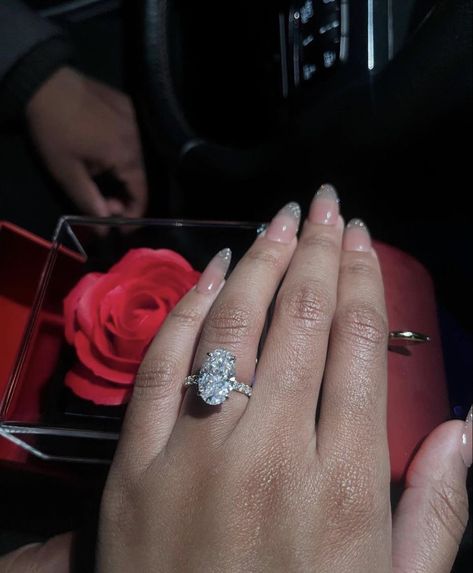 𝒫𝒾𝓃: 𝑔𝑜𝓁𝒹𝓈𝒽𝑜𝓇𝓉𝓎 💌 Diamond Engagement Rings Aesthetic, Oval Engagement Ring 6 Carat, Cute Wedding Rings Aesthetic, Expensive Rings Engagement, Wedding Ring Black Women, Engagement Rings Expensive, 4 Ct Engagement Ring, Almond Ring, Engagement Ring Aesthetic