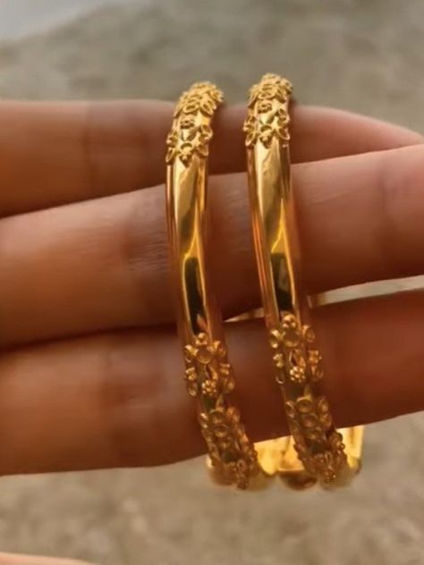 Latest Bangle Designs In Gold, Coorgi Bangle, Gold Chudi Designs Latest, Gold Chudi, Gold Bangles Design Latest, Simple Gold Bangle, Latest Earrings Design, Tiny Gold Earrings, Wedding Jewelry Sets Bridal Jewellery