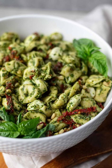 Tortellini Pesto Salad Cold Pesto Pasta Salad, Pesto Salad Recipes, Tortellini Pesto, Pine Nuts Pasta, Pesto Tortellini Salad, Dinner Party Entrees, Balanced Dinner Ideas, Homemade Pesto Recipe, Balanced Dinner