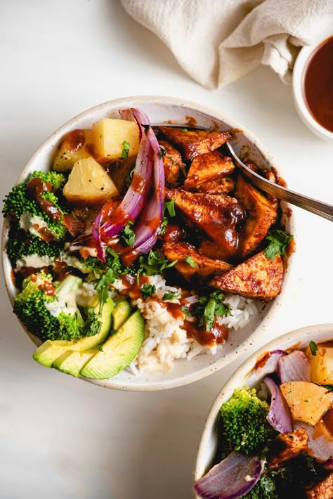 Easy 6-ingredient Vegan BBQ Tofu Bowls with steamed broccoli, pineapple, brown rice and roasted red onion. Try them for a healthy, satisfying plant-based meal. Bbq Tofu Bowl, Vegan Bbq Tofu, Tofu With Broccoli, Tofu Broccoli, Tofu Bowls, Broccoli Tofu, Tofu Cubes, Running On Real Food, Tofu Bowl