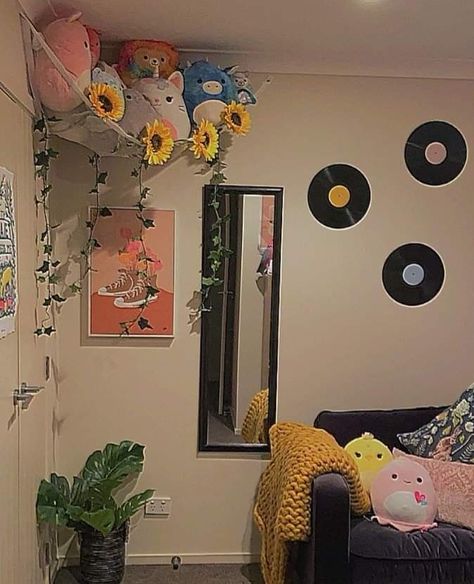 Room Ideas Squishmallows, Squishmallow Bedroom Aesthetic, Bedroom With Squishmallows, Plushie Hammock Aesthetic, Squishmallows Hammock, Squishmallows Aesthetic Room, Sunflower Room Decor Ideas, Squishmallow Organization Ideas, Squishmallows Organization