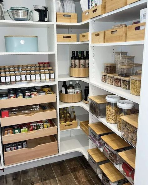 Bamboo Pantry Organization, Pantry Lazy Susan, Lazy Susan Kitchen, Cocina Ideas, Onion Storage, Pantry Inspiration, Dream Pantry, House Pantry, Bamboo Storage