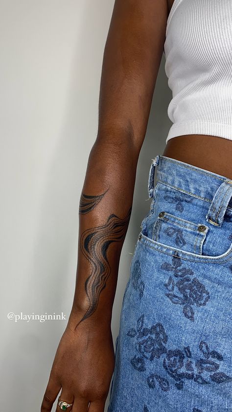 Tattoo Arm Cuff, Fine Line Tattoo On Dark Skin, Pattern Tattoos For Women, Patchwork Tattoo Black Women, Fine Line Tattoo Black Woman, Front Bicep Tattoos For Women, Brown Ink Tattoo On Dark Skin, Shoulder And Arm Tattoos For Women, Blue Ink Tattoos Black Women