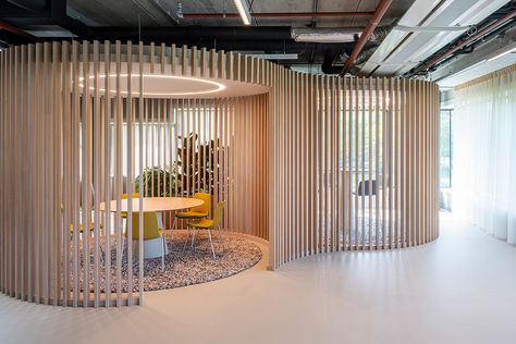 IG&H Utrecht: Transforming the Workplace with Biophilic Design Japandi Office, Corporate Interior Design, Coworking Office, Traditional Office, Office Photo, Biophilic Design, Traditional Houses, Office Snapshots, Workplace Design