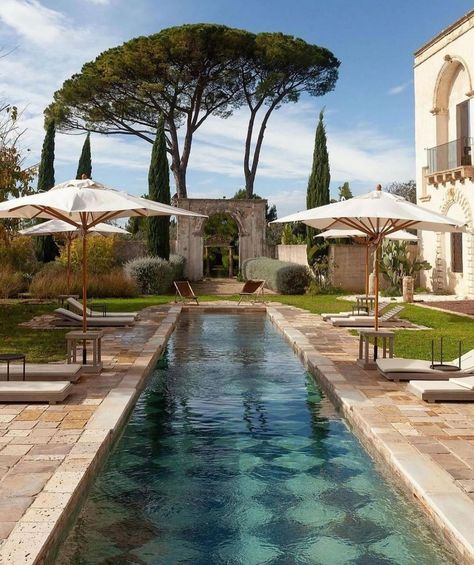 Cottage In Italy, Tuscan Pool, Mediterranean Aesthetic, Pool Landscape Design, Mediterranean Villa, Mediterranean Landscaping, Street House, Castle House, Puglia Italy