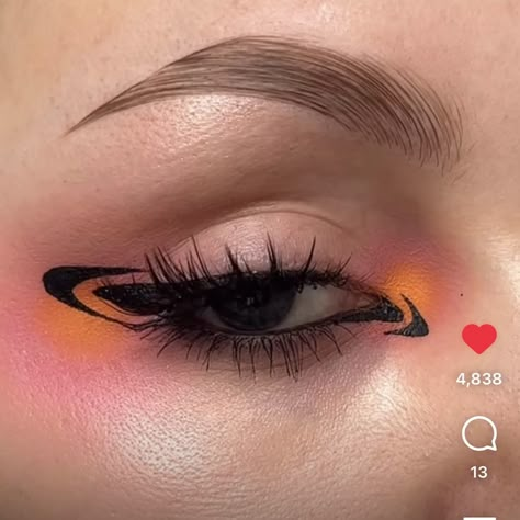 Eyeliner Ideas For Hooded Eyes, Hooded Eyes Eyeliner Graphic, Cool Eyeliner Designs, Graphic Eyeliner For Hooded Eyes, Graphic Liner Black, Graphic Liner Hooded Eyes, Fun Eyeliner, Funky Makeup, Graphic Makeup