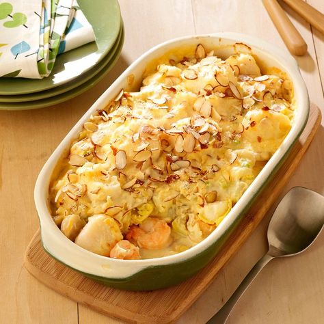 Baked Seafood Casserole, Fish Casserole, Seafood Casserole Recipes, Shrimp Casserole, Coquille Saint Jacques, Scallop Recipes, Seafood Recipe, Recipes Seafood, Seafood Dinner