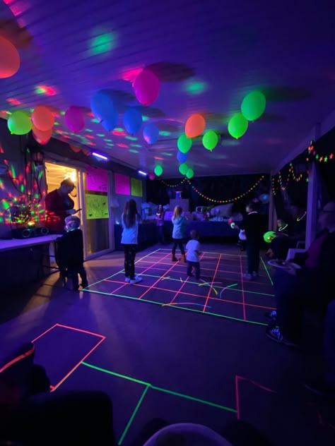 Glow Party Ideas For Teenagers, Club Themed Birthday Party, Neon Party Aesthetic, Black Light Dance, Glow In The Dark Dance, Glow Party Outfit, Neon Dance Party, 12th Birthday Party Ideas, Neon Dance