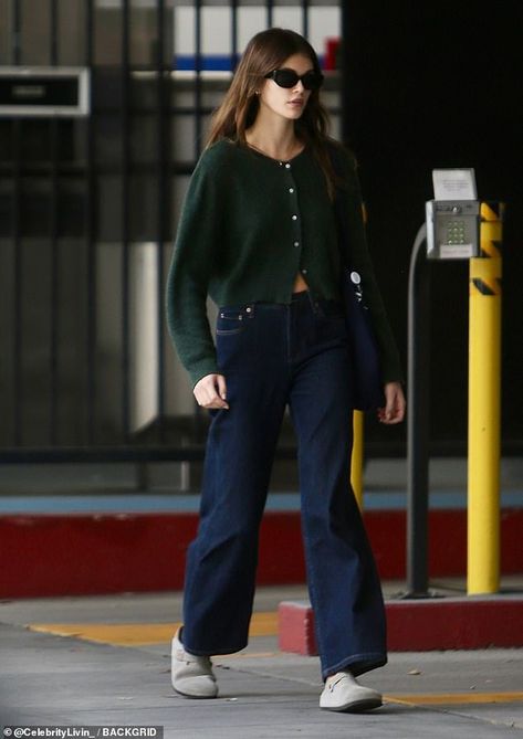 Tomboy Femme Winter Outfit, Green Sweater Outfit Aesthetic, Kaia Gerber Style Street, Humid Weather Outfit, Kaia Gerber Outfits, Kaia Gerber Street Style, Green Cardigan Outfit, Kaia Gerber Style, Tomboy Femme