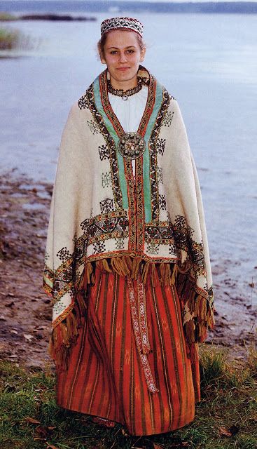 This costume falls very much into the east Latvian tradition.  FolkCostume&Embroidery Old Costume, Costumes For Dance, Costumes Around The World, Ethno Style, Folk Clothing, Mode Boho, National Dress, Folk Dresses, Folk Fashion