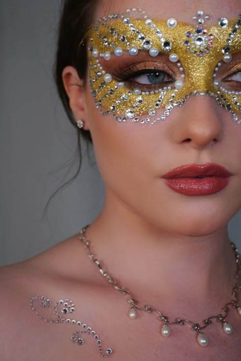 Mascarade Makeup, Masquerade Mask Makeup, Diy Masquerade Mask, Makeup Carnaval, Masquerade Makeup, Mardi Gras Makeup, Mask Face Paint, Ball Makeup, Rhinestone Makeup