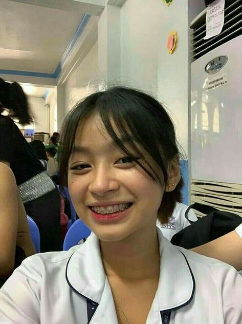 Justine Basil Port, Justin Basil, Justine Basil, People With Braces, Braces Aesthetic, Behel Gigi, Braces Girl, Girl With Braces, Girls With Braces