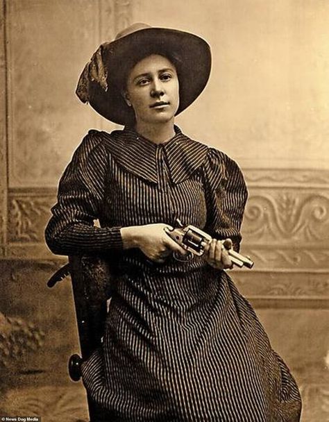 Incredible photo collection reveals the female outlaws that ruled the American Frontier | Daily Mail Online Brutally Soft, Wild West Women, Old West Outlaws, Belle Starr, Wild West Outlaws, Outlaw Women, Soft Woman, Old West Photos, Wild West Show