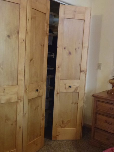 Diy Bifold Closet Doors, Closet Door Diy, Building Closet, Curtain Closet, Closet Door Ideas, Bifold Doors Makeover, Wood Closet Doors, Rustic Closet, Folding Closet Doors