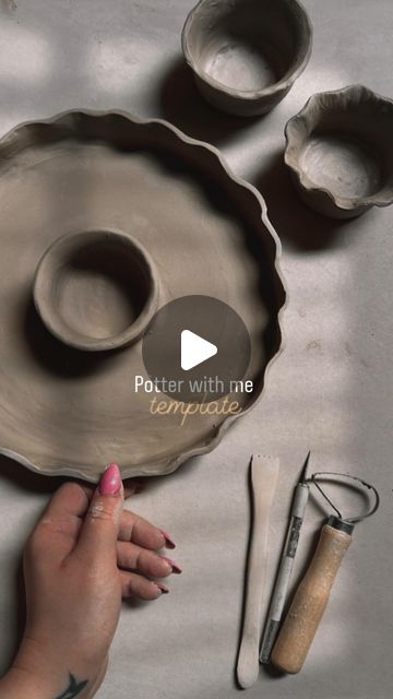 pottery | handbuild | mindfulness on Instagram: "Potter with me 🫶🏼 - snack & dip bowl   Template time, you can find it via the link in my bio (only until 24.05.2024)💃🏽💃🏽  I love it 😍, I also made two individual dip bowls that can be placed in variable positions, in case you want more than one dip. You also have the base for them in the template. I think this is also a great project to get a little creative yourself. You have a good base here and can add something, arrange the dip bowl differently, or add more. Of course, you can also make them smaller or larger.☺️ So have fun recreating it 💃🏽💃🏽  I got the inspo from @beclayyy Love the one she threw on the wheel😍  #pottery #handbuild #handcrafted #clay #ceramics #snack #bowl #homemade #template" Clay Dipping Bowls, Pottery Dipping Bowls, Pottery Snack Bowl, Dip Bowls Ceramic, Pottery Chip And Dip Bowl, Chip And Dip Bowl Pottery, Dip Bowl Ideas, Pottery Bowls Painting Ideas, Diy Clay Bowl