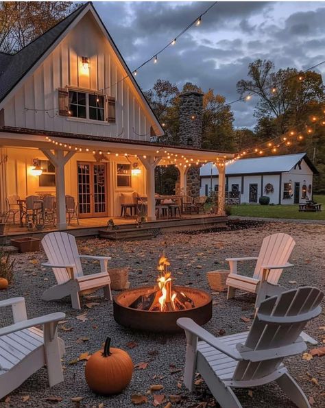 Aesthetic Farmhouse Backyard, House With Acreage, Country Home Design Ideas, Country Life Aesthetic House, Country Home Outside, Farm Home Ideas, Western Home Outside, Dream House Farm, Country Farmhouse Backyard