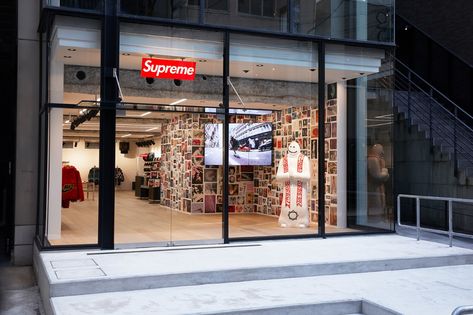 Supreme is a store that is for skateboarders, but lately it is for everyone that either wants to resell the clothing and items or wear them. Going to the store can be an experience to wait in line to get a release. New Money Fashion, Street Wear For Men, Supreme Store, Looks Rihanna, Luxury Clothing Brands, Small Restaurants, High Fashion Branding, Japan Store, Money Fashion