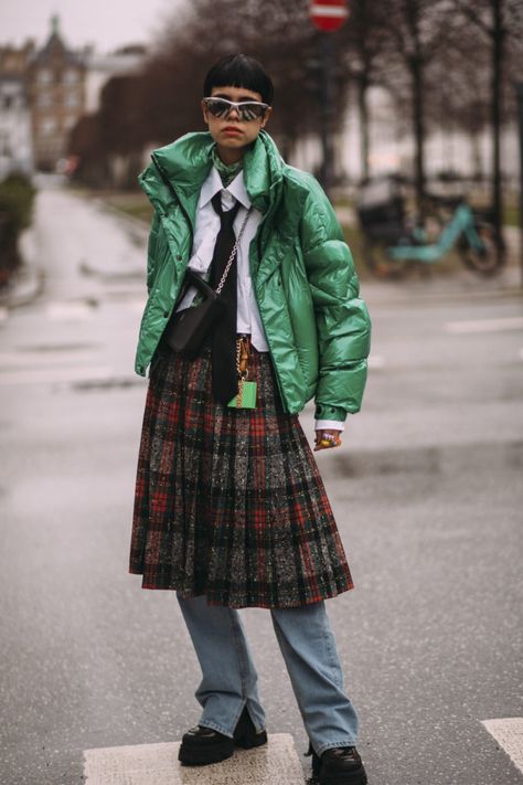 Baret Outfit, Fashion Week Fall 2023, Skirt Over Pants, Pants Trend, Copenhagen Street Style, Kilt Outfits, Fashion Week 2024, Copenhagen Fashion, Quirky Fashion