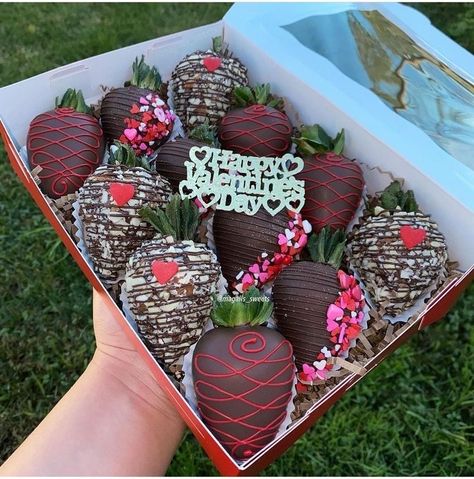 Chocolate Ideas Gifts, Valentines Day Chocolate Ideas, Birthday Box For Mom, Valentines Day Strawberries, Claudia Martinez, Dipped Berries, Valentine Chocolate Covered Strawberries, Valentines Day Chocolate, Valentines Desserts