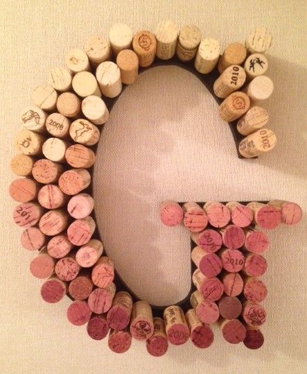 Wine Table Display, Cork Picture, Wine Cork Birdhouse, Wine Cork Letters, Cork Letters, Quick Christmas Gifts, Wine Cork Ideas, Wine Cork Ornaments, Wine Cork Projects