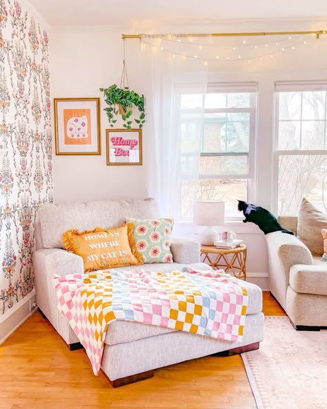 Boho Cottagecore Home, Colorful Home Inspiration, Girly Maximalist Decor, Dopamine Decor Living Room, Spare Room Ideas Multi Purpose, Fun Living Room Ideas, Colorful Minimalist Home, Colorful Room Ideas, Living Room Nook