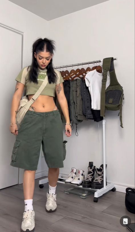 Crop Top And Jorts Outfit, Baggy Shorts And Crop Top, Baggy Shorts And Tank Top, Concert Outfit Ideas Night Summer, Brown Cargo Shorts Outfits Women, Baggie Shorts Outfit, Camp Jorts Outfit, Jorts Outfit Women’s Black, R&b Style Fashion