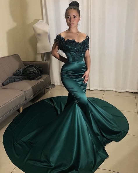 ruberto scholtz on Instagram: “Green with ENVY 💚 (back to basics a strong color and a good silhouette does it )  Amberleigh dressed in @scholtzruberto” Prom Girl Dresses, Green Prom, Prom Dress Ideas, Prom Dresses 2020, Green Gown, Pretty Prom Dresses, Prom Girl, Prom Ideas, Dresses 2020