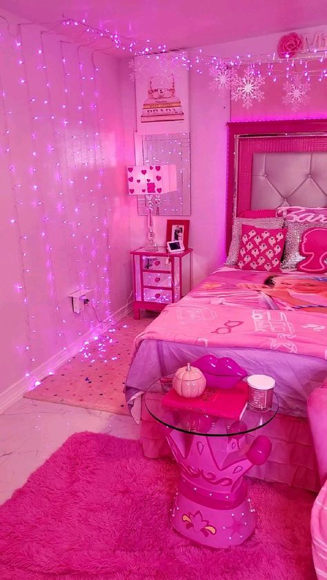 Baddie Room Decor, Cozy Pink Bedroom, Barbie Mirror, Mirror Room Decor, Barbie Room Decor, Hot Pink Room, Girly Pink Bedroom, Bedroom Moody, Bedroom Decor Pink