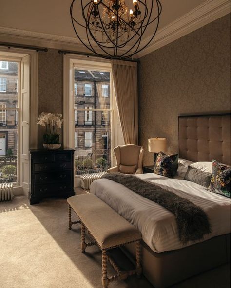 Small Luxury Hotels on Instagram: "Autumn light in Edinburgh at Nira Caledonia, our elegant pair of Georgian townhouses in the heart of Scotland’s capital city. @niracaledonia #smallluxuryhotels #edinburgh #autumn #witchingseason #edinburghlife #edinburghsnapshots #edinburghcity #scotland #fall" Edinburgh House Interior, London Townhouse Bedroom, Edinburgh Apartment Aesthetic, Edinburgh Interiors, Edinburgh Townhouse, Edinburgh Autumn, Edinburgh Apartment, Edinburgh House, Scotland Fall