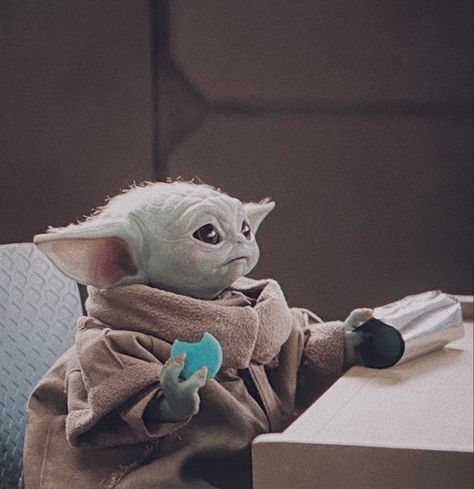 Grogu Eating, Yoda Gif, Yoda Pictures, Christmas Wallpaper Hd, Yoda Wallpaper, Yoda Funny, Star Wars Background, Rey Star Wars, Star Wars Yoda