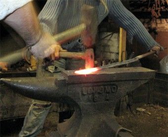 Why Anvils are Shaped as They Are and Why Blacksmiths Often Tap the Anvil After a Few Strikes on the Object They’re Working On Metal Forge, Blacksmithing Tools, Home Forge, Dream Workshop, Work Shops, Grapevine Texas, Black Smith, Hd Photography, Blacksmith Forge