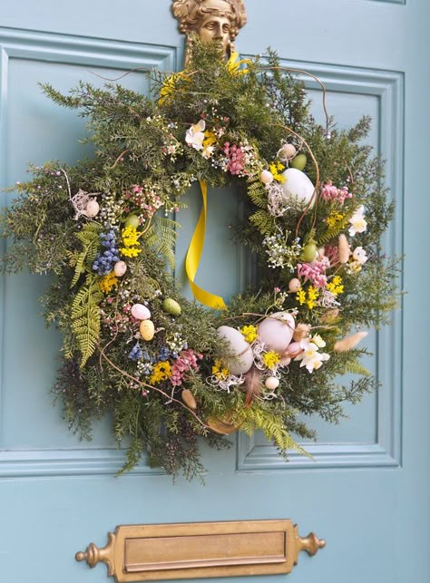 2 Easy Easter Wreath Ideas — MELANIE LISSACK INTERIORS Easter House Decorations, Easter Home Decor Ideas, Easter Floral Wreath, Spring Door Decoration, Easter Door Wreaths, Easter Crafts For Adults, Easter Flower Arrangements, Easter Spring Wreath, Easter Wreath Diy