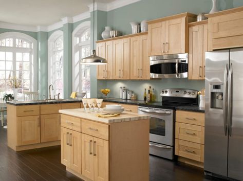 8 Most Excellent Kitchen Paint Colors with Maple Cabinets Combinations You Must Know Light Oak Cabinets, Oak Kitchen Cabinet, Paint For Kitchen, Trendy Kitchen Colors, Light Wood Kitchens, Paint For Kitchen Walls, Maple Kitchen Cabinets, Light Wood Cabinets, Farmhouse Light