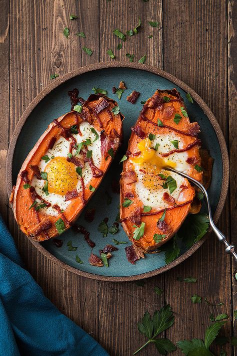 Baked Sweet Potato Breakfast Boats Sweet Potato Egg Breakfast, Potato Egg Breakfast, Baked Egg Recipes, Breakfast Boats, Egg Boats Recipe, Potato And Egg Breakfast, Sweet Potato Egg, Eggs In The Oven, Ways To Make Eggs