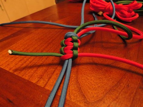 How to Do the Cobra Weave : 9 Steps - Instructables Cobra Weave, Paracord Knots, Survival Bracelet, Key Holders, Trash To Treasure, Favorite Hobby, Crafty Projects, Key Holder, Paracord