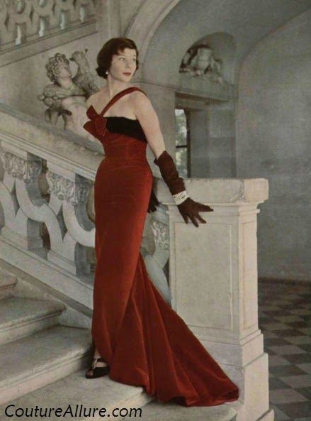 Pierre Balmain designed this red velvet gown with attached train for his Fall/Winter 1948 couture collection.  What a way to celebrate the s... Bettina Graziani, Christophe Decarnin, Lucien Lelong, Red Evening Gown, Fashion 1940s, 1940's Fashion, Robes Vintage, Glamour Vintage, Fifties Fashion