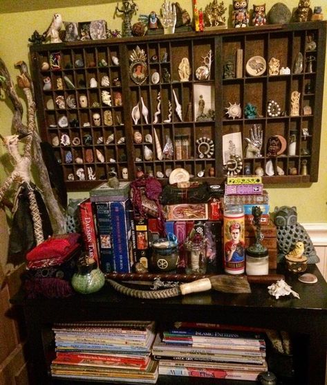 The inspiration altar got tidied up last week. One of my favorite spots in the studio, aka Magpie's Nest. #witchesofinstagram #witchart… Diy Altar, Sacred Space Altar, Alter Ideas, Closet Altar, W.i.t.c.h Art, Witchy Room, Witchcraft Altar, Pinterest Contest, Tidy Up