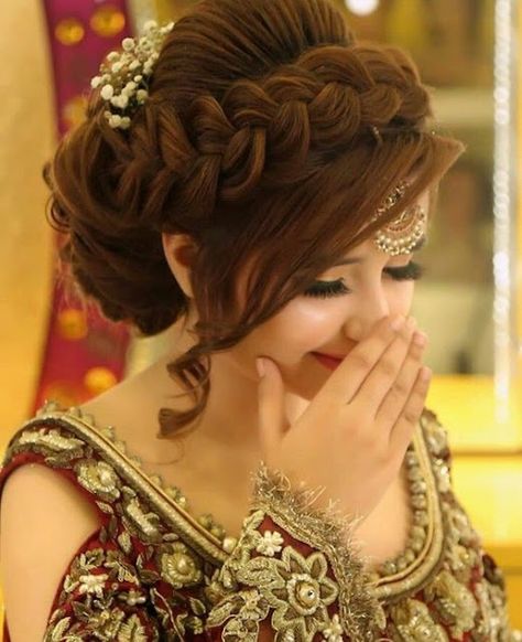 Latest Pakistani Bridal Hairstyles And Wedding Trends In 2022 Pakistani Bridal Hairstyles, Hairstyle Indian Wedding, Bridal Hairstyle Indian, Hairstyle Indian, Bridal Hairstyle Indian Wedding, Hair Wedding Styles, Pakistani Bridal Makeup, Engagement Hairstyles, Long Hair Wedding